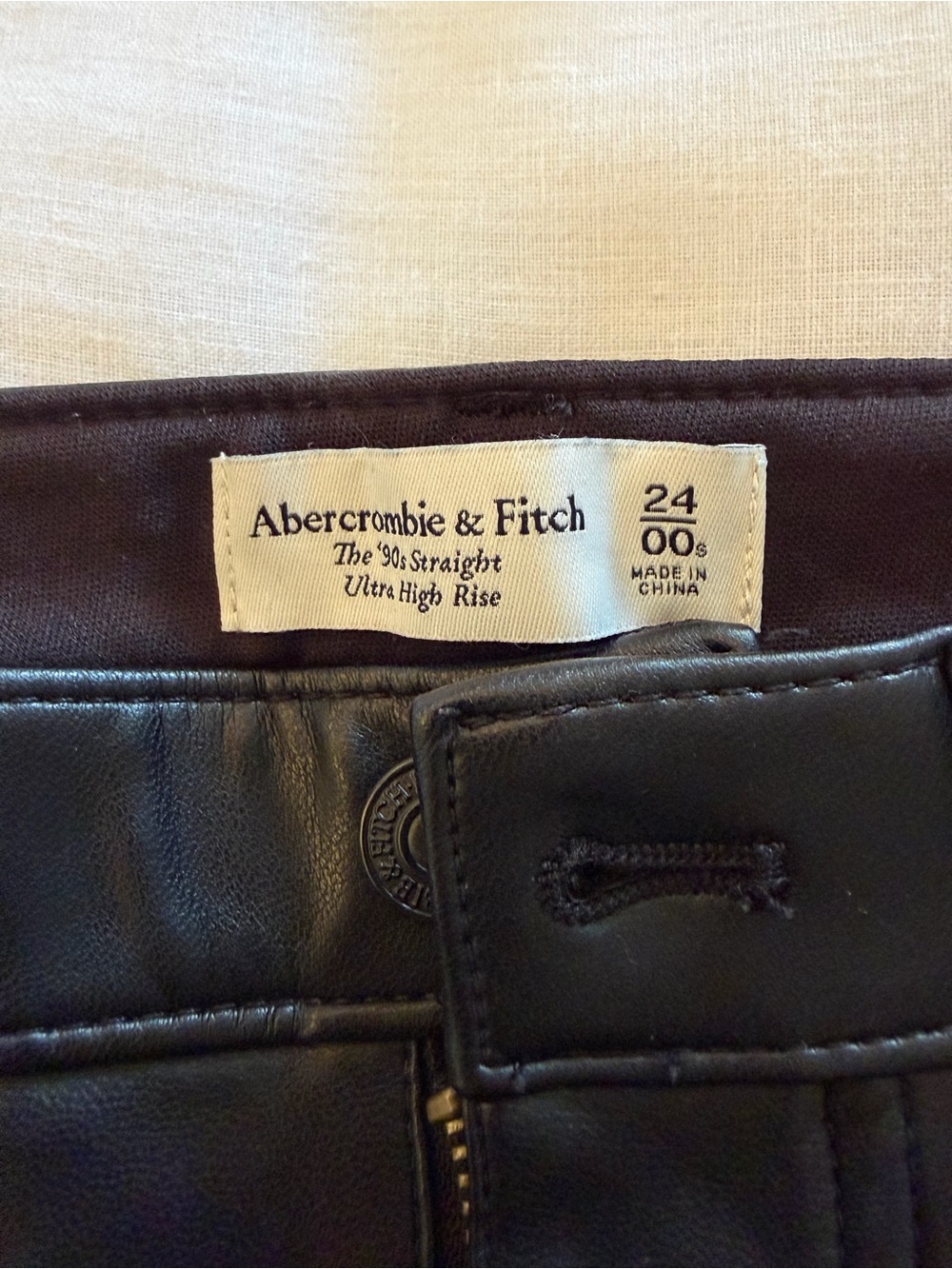 Abercrombie Women’s 00 short/24 Black Faux Leather Straight-Leg Jeans - Picture 3 of 6